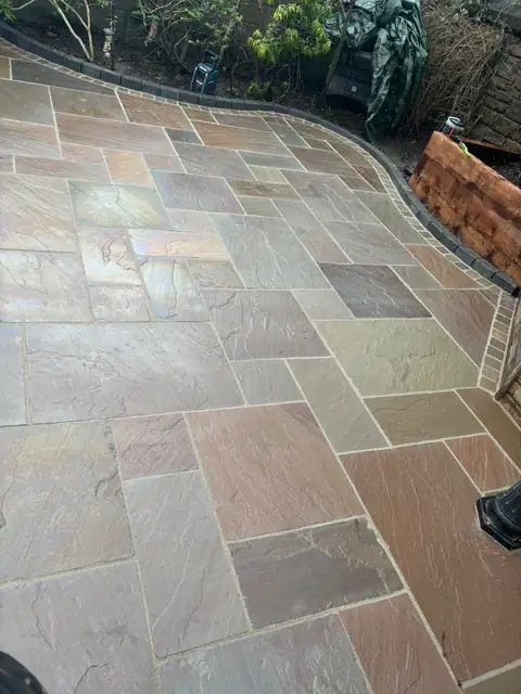 Wide view of the patio with its curved edge.